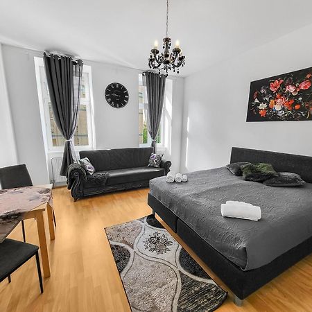 Elegant Three-Bedroom Suite ウィーン エクステリア 写真